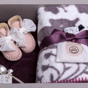 Wunderschöne Geschenkbox für Newborn Mädchen - bestehend aus muschelweicher Fabgoose Babydecke, Donsje Schnühchen mit Masche und Silberlöffel.