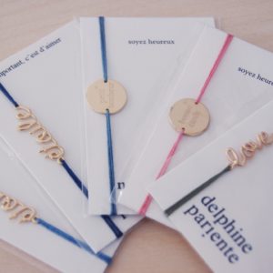 Delphine Pariente's feien Armbänder sind wunderschön und bestechen mit den schönen Plaquetten oder den Schriftzügen mit Message: Davon können Frauen nie genug bekommen!