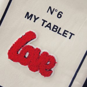 Die stylische Tablet-Hülle wurde von uns aufgepimpt mit dem LOVE Sticker und wird so zum coolen Geschenk für liebe Menschen.