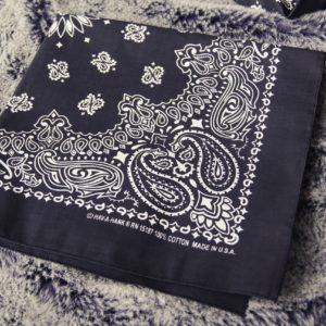 Gleich als Geschenkverpackung nutzen lässt sich dieses schwarz-weisse Bandana, welches personalisiert werden kann.