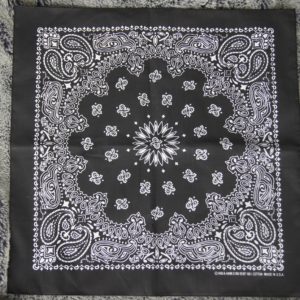 Gleich als Geschenkverpackung nutzen lässt sich dieses schwarz-weisse Bandana, welches personalisiert werden kann.