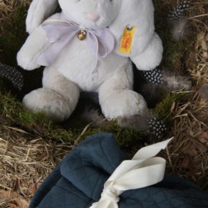 Guck mal wer da zu Besuch kommt: Bei uns finden Sie Geschenke wie diesen süssen Hasen zu Ostern im passenden, extra angefertigten Geschenk-Beutel.