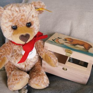 Der kuschelweiche kleine Herzbär von Steiff kombiniert mit der Musikdose von Atelier Fischer ergibt zusammen ein wundervolles Geschenk für werdende Eltern (Newborn-Box).