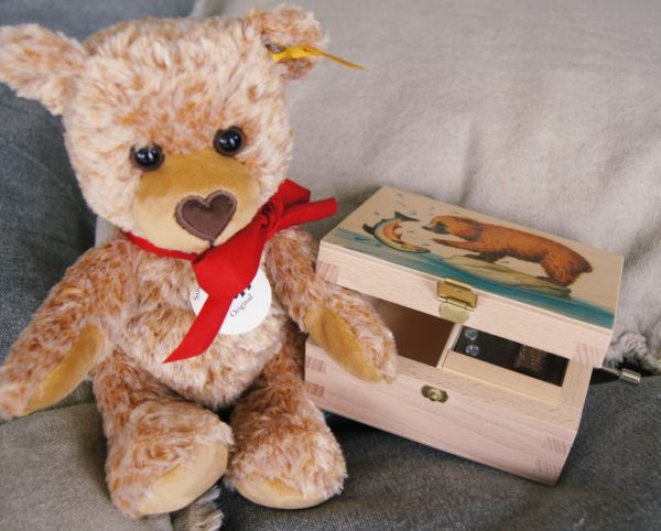 Der kuschelweiche kleine Herzbär von Steiff kombiniert mit der Musikdose von Atelier Fischer ergibt zusammen ein wundervolles Geschenk für werdende Eltern (Newborn-Box).