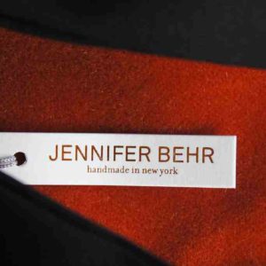 Logo Jennifer Behr auf Etikett in unserer Geschenkverpackung auf Samt.