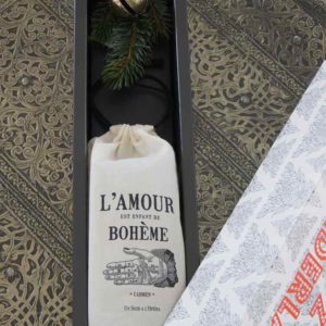 Speziell zu Weihnachten ist diese Geschenkbox von Liebreiz mit Kerzen in verschiedenen Duftnoten und Schelle von Realtime ein wunderschönes Präsent.