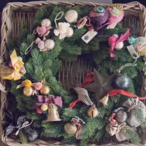 So schön kann Weihnachten sein: Unser Baumschmuck und andere Geschenke zu Weihnachten verschönern nicht nur das Zuhause, sie dienen auch einem guten Zweck! (Realtime Trust)