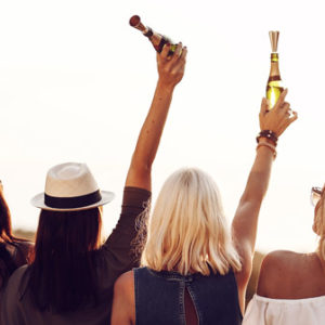 Für Parties aller Art ist das Sixpack der Moet Mini-Champagner mit Aufsatz für Ihre Stehparty der stilvolle Hingucker.
