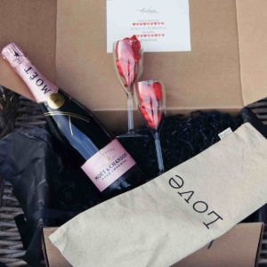 Rosé Moet 75 cl mit Gläsern und Herz Schöggeli