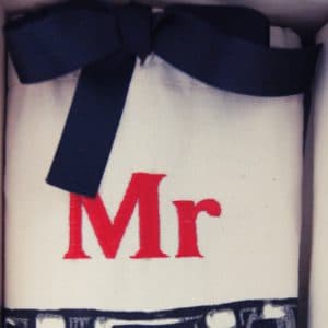 Hier das Beispiel einer Personalisierung: Bestickung von Mr für unsere Hochzeitsbox in rot.