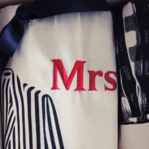 So könnte Ihr personalisierter Bag aussehen: Bestickung Mrs in rot auf Pyjama-Beutel von Bag-All.