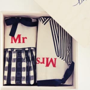Eine schöne Möglichkeit durch personalisieren der Bag's entsteht: Hier unsere Hochzeitsbox mit Bestickung von Mr und Mrs auf Unterwäsche Beutel von Bag-All.