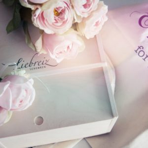 Wunderschön können unsere Geschenk-Holzboxen gestaltet werden, zum Beispiel zum Hochzeitsfest mit den schönen Kunst-Blüten. Wir bieten über 50 personalisiertere Geschenke an - online aber stilvoll.
