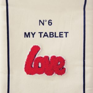 Das tolle Tablet-Case von Bag-All wird von uns mit dem coolen Sticker "love* aufgepimt und wird so zu stylischen Geschenk für liebe Menschen.