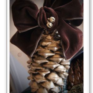 Weihnachtlich und winterlich sind die schönen Deko-Zapfen mit Wachs überzogen und mit Samtmasche und Schleife versehen, werden sie zum wunderschönen Weihnachtsgeschenk à la Liebreiz!