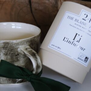 Tasse und Tee im Geschenk