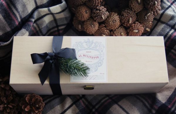 Der tolle Merlot aus dem Tessin kommt bei Liebreiz.ch in der schönen Holzbox als Geschenk zu Ihnen oder dem Beschenkten