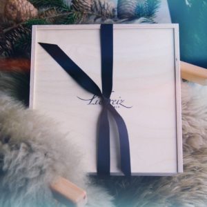 Holzbox oder Stoffbeutel, Samt oder Seide, schwarz-weiss oder färben: Jedes Geschenk wird bei Liebreiz individuell gestaltet und direkt versendet.