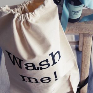 Der grosse Wäschesack mit dem Aufdruck "Wash me ! Please" bietet sich an die Schmutzwäsche stilvoll aufzubewahren, gleichzeitig fordert dieser Aufdruck auch dazu auf den Tag mit dem erfrischenden Body Wash „Morning Shift“ zu beginnen.