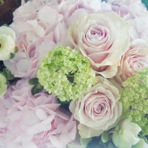 Liebreiz Geschenke und Blumen, eine perfekte Kombination besonders auch zum Muttertag
