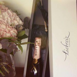 Herrlich mundender Rosé Champagner von MOET CHANDON mit Swizzle; ein besonderes Dankeschön