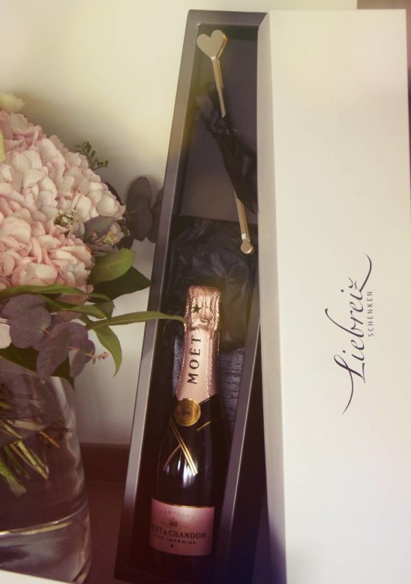Herrlich mundender Rosé Champagner von MOET CHANDON mit Swizzle; ein besonderes Dankeschön