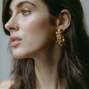 Diese stilvollen Ohrringe von Jennifer Behr aus N.Y. werden die neuen Lieblinge der Beschenkten. Goldene Blütenkreolen mit Swarovski Kristallen von Jennifer Behr. Der Schmuck und die Accessoires von Jennifer Behr aus N.Y. sind handgemacht und als Geschenk für Frauen einfach wunderschön