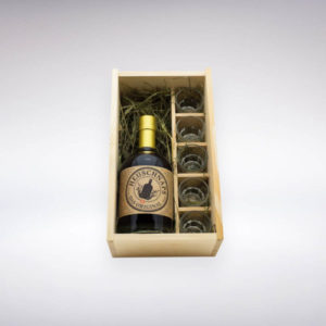 Heuschnaps Original mit Gläsern in Holzbox bietet sich als Gastgeschenk oder zum Après Ski oder als Geburtstagsgeschenk für gesellige, Erwachsene an.