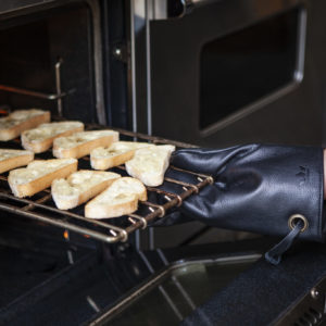 Mit dem Grill-Handschuh aus schwarzem Leder ist kein Kücheneinsatz zu schwer.