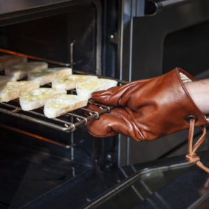 Der stylische Leder Ofenhandschuh in braun von Dutch Deluxes kann für Kücheneinsätze im Freien oder genau so gut drinnen immer verwendet werden.