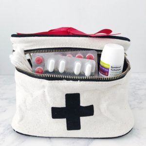 Ein tolles Geschenk für Menschen, welche viel auf Reisen sind, eine beschriftbare Medikamenten Box von Bag-All.